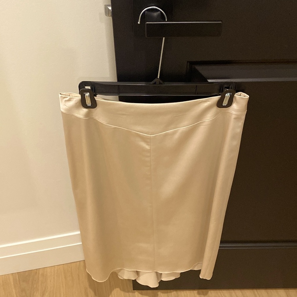 Elegant skirt with flare detailing at back